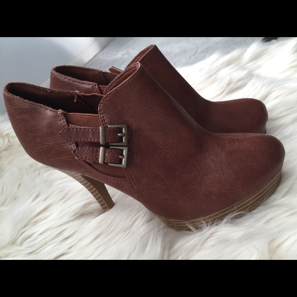 Fioni brown ankle booties